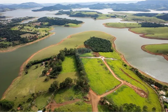 Terras de Santa Maria: Lotes de 2.000m² com Acesso à Água e Lazer Completo em Piracaia!