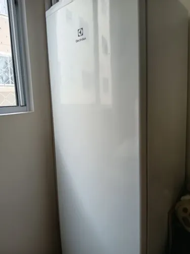 Freezer Vertical Electrolux 234L Inverter 220V (FEI27) - 1 Ano de Uso