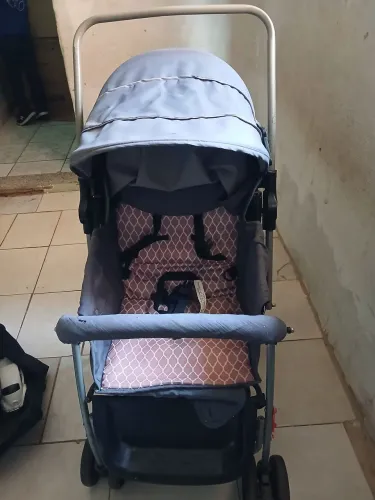 Carrinho de bebê.