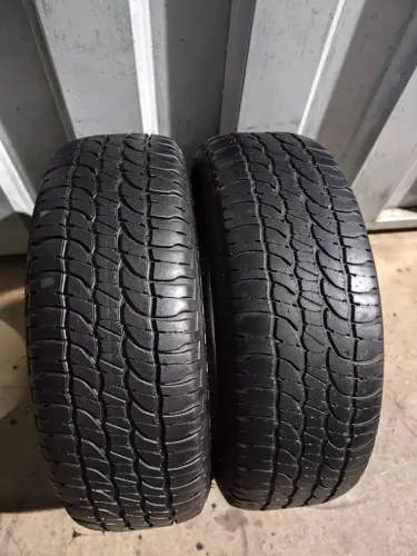 Par de pneus 215/65 R15" Michelin- Aceito Cartão