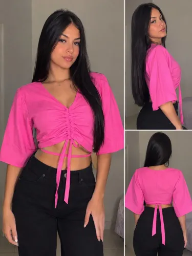 Blusa cropped rosa com mangas flare