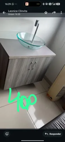 bancada para lavabo/banheiro com cuba de vidro sobreposta.
