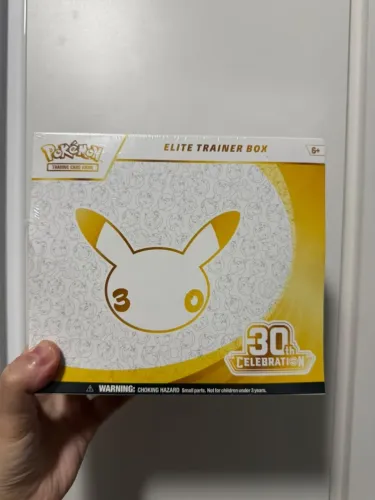 Elite Trainer Box 30th Celebration - Inglês - Selado