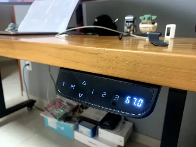 Mesa com regulagem de altura elétrica Slikdesk High - Tampo Madeira Maciça Teca