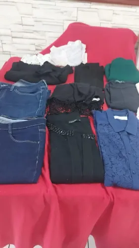 Vende-se um combo de roupas de brechou  60 peças por 350 reais os interesados ligar para  