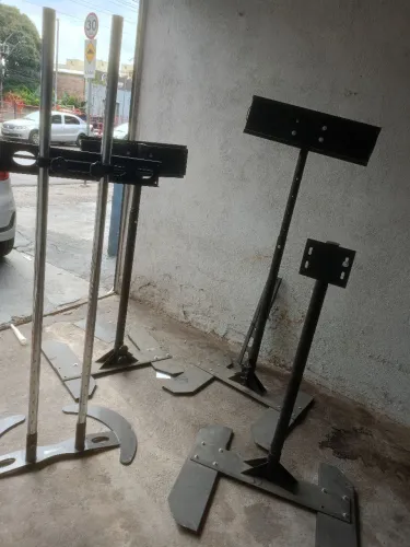Vende-se suporte de televisão de chão para televisão caixas de wlm