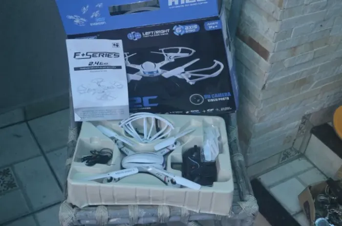 JJRC H12C, um quadricóptero de controle remoto de 4 canais com câmera
