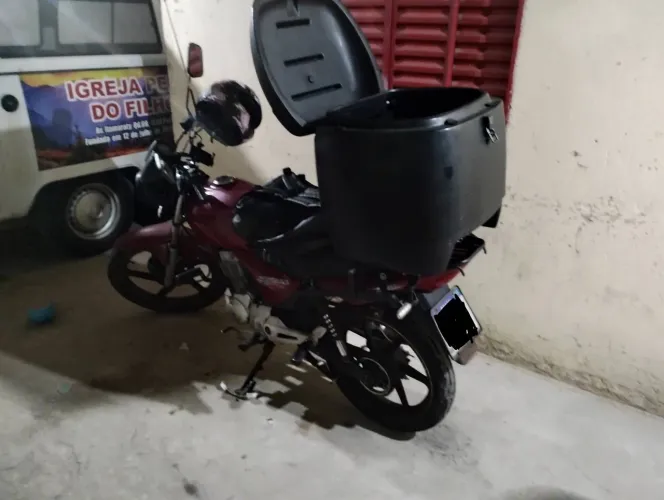 Baú 90 litros, com suporte para titã, fam 1995 a 2008.