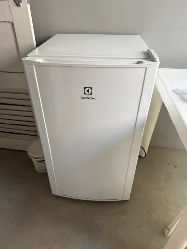 Frigobar Electrolux RE120 220V