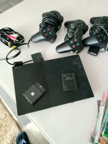 Vídeo game PS2 slim com 3 controles 1 sem fio e 25 jogos de cd de capinha