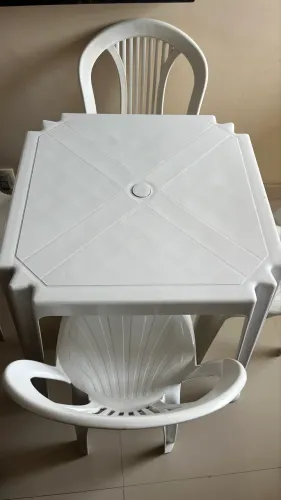 MESA DE PLÁSTICO COM 4 CADEIRAS