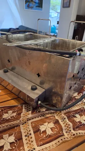 Fritadeira a Gás Dupla em Inox (2 Cubas e 2 Cestos)