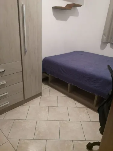 Alugo quarto com garagem próximo do centro.