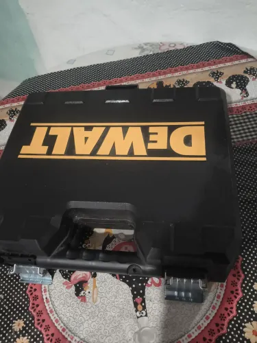 Parafusadeira Dewalt 20v max com 2 bateria e carregador