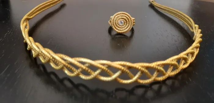 Conjunto de anel e tiara de Capim Dourado