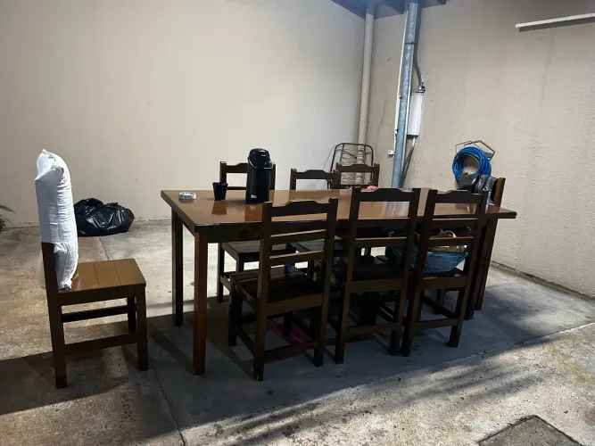 Mesa de madeira Pinus envernizada, com 8 cadeiras