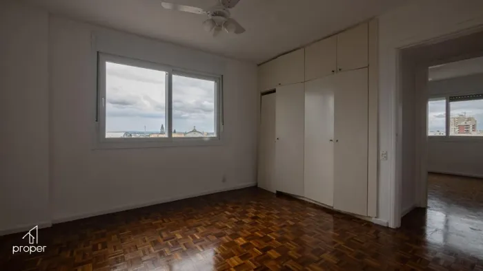 Apartamento com 3 dormitórios, uma suíte, à venda no cento de Pelotas