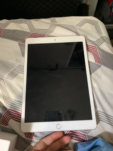 iPad 7 com 32 g de memória, com carregador entrega grátis aceito cartão 