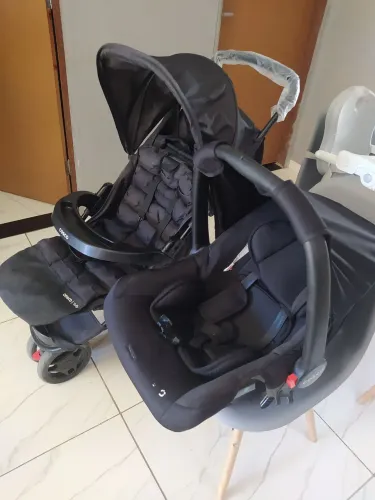 Carrinho de bebê e bebe conforto
