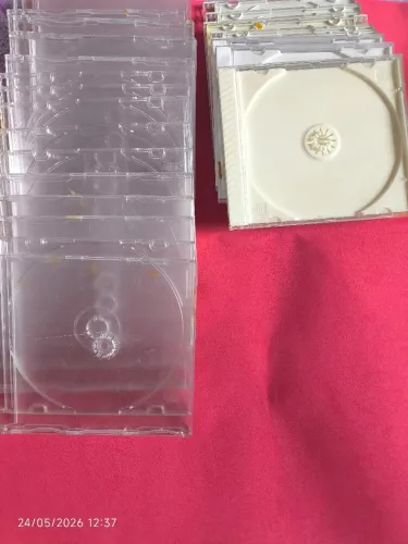 Capas de CD usadas em acrílico. 
