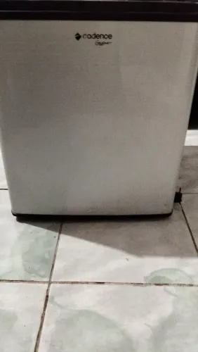 3 tv led e um frigobar para tecnico tirar peças nao sei se vale apena concertar