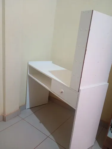 Vende -se mesa de manicure com expositor