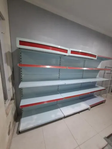 3 Gôndola de parede com espaço pra luminária