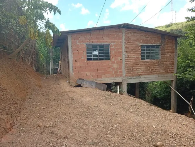 Vendo ou troco casa , localizada no bairro viuva