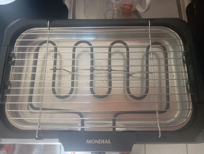 Vende-se uma churrasqueira elétrica ela está nova nunca foi usada ela está em boas