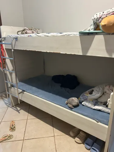 Vendo Beliche com colchão em madeira revestida com MDF