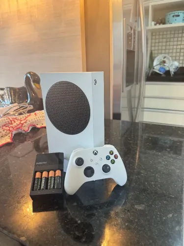 Xbox series S 1 TB SEMINOVO com pilhas recarregáveis DURACELL 