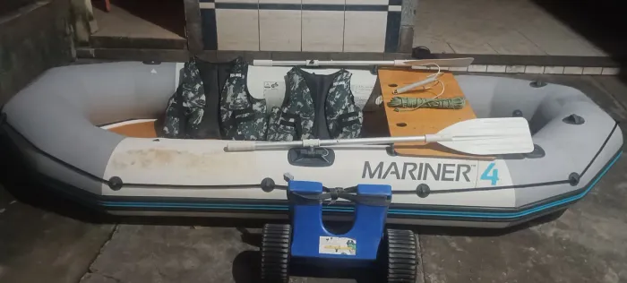 BOTE INFLÁVEL INTEX MARINER 4, PISO RÍGIDO E BANCO EM COMPENSADO NAVAL.