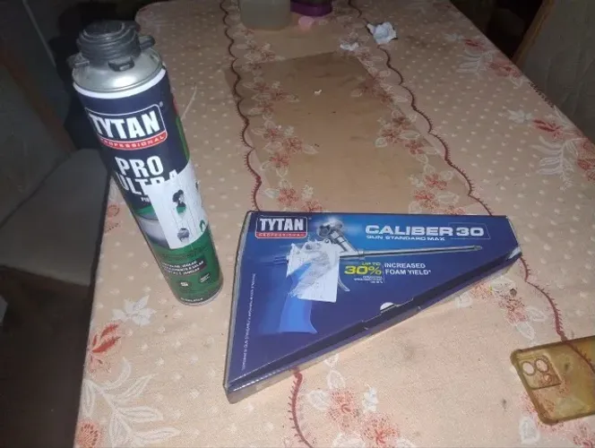 Kit Pistola Espuma Aplicadora Profissional Caliber 30 e Espuma Expansiva Tytan 720ml