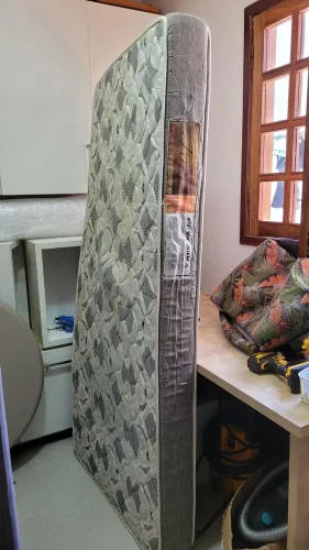 Colchão solteiro com 16cm de espessura em boas condições de uso.