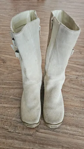 Bota de camurça bege cano longo tam. 36, zíper lateral, solado emborrachado