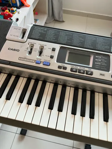 Teclado Casio LK-100 com Teclas Iluminadas (acende ao tocar)