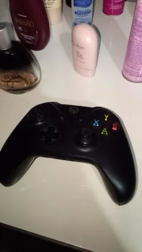 XBOX ONE / COM LACRE / BEM CONSERVADO E COM 1 CONTROLE ORIGINAL