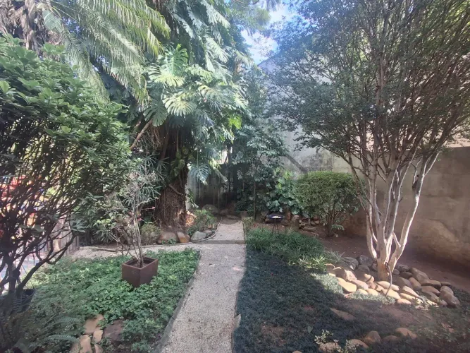 Casa para locação na Vila Mariana, São Paulo-SP: 3 quartos, 4 banheiros, 4 vagas, 270m² de