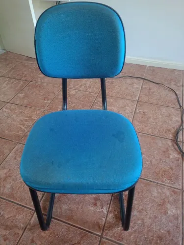 Cadeira reforçada de escritório azul.