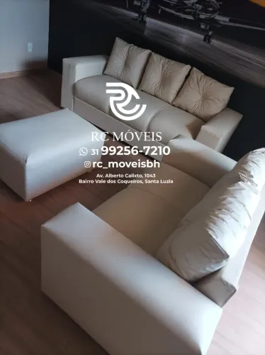 Sofá 3 e 2 Lugares em Couro Sintético com Puff - Conforto, Estilo e Resistência