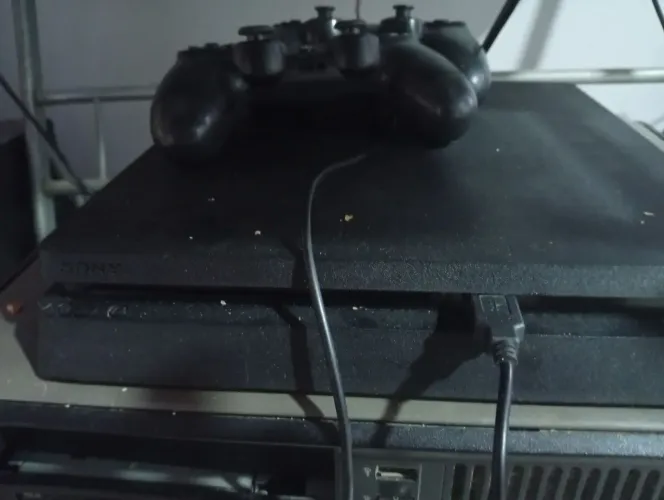 VENDO PLAYSTATION 4 SEMI-NOVO