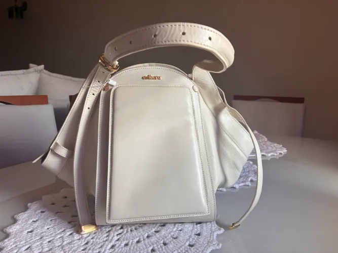 Bolsa de couro da marca Esthera na cor areia