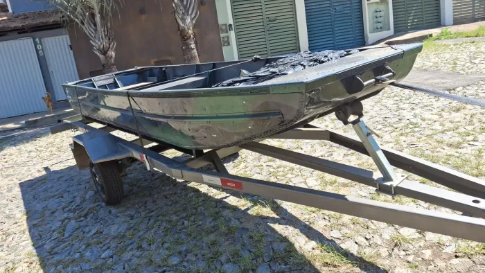 Barco registrado na marinha , carrocinha documentada e motor 8 hp