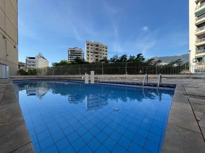 MARACANÃ, Apartamento à venda, prédio com piscina, varanda, sala quarto e 1 vaga de garage