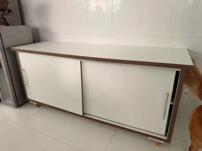 Buffet aparador branco com detalhes em madeira 