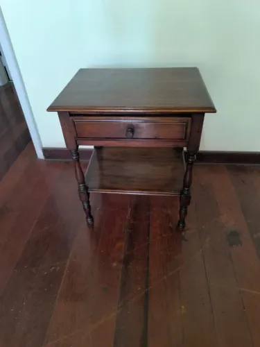 Mesa de Cabeceira Antiga em Madeira Maciça (48cm) - Rústica e Firme