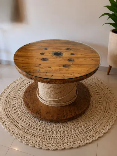 Mesa de jantar feita de bobina - 4 cadeiras