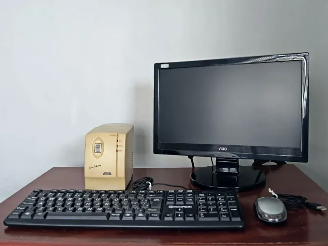 Kit Completo PC Monitor AOC + Estabilizador + Teclado + Mouse