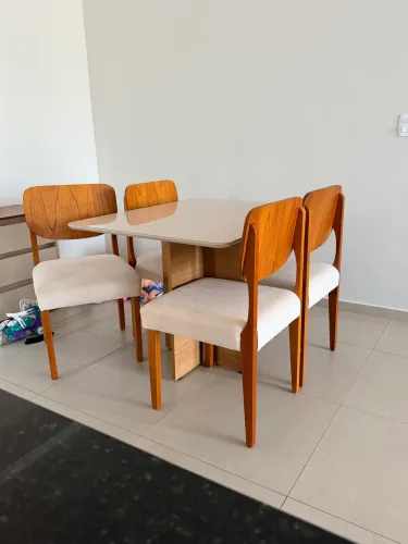 Mesa Jantar 4 Cadeiras em Madeira Maciça Seminova Oportunidade 