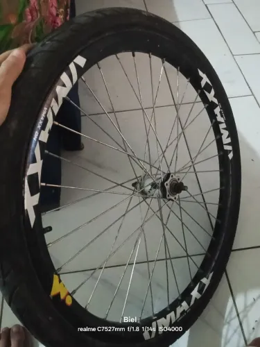 Par de calha vmaxx Dh freio a disco com pneu e câmara pneu novo